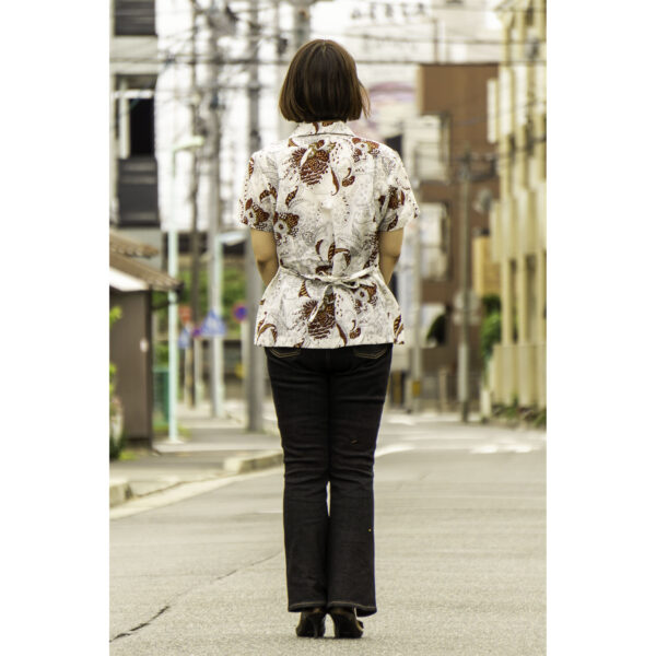 白地栗色花柄半袖ブラウス　背面