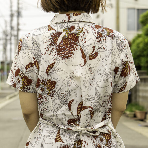 白地栗色花柄半袖ブラウス　背面　拡大