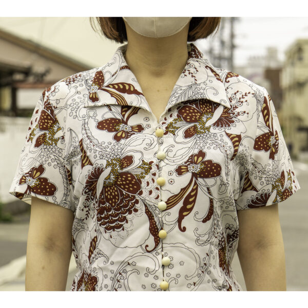 白地栗色花柄半袖ブラウス　正面　拡大