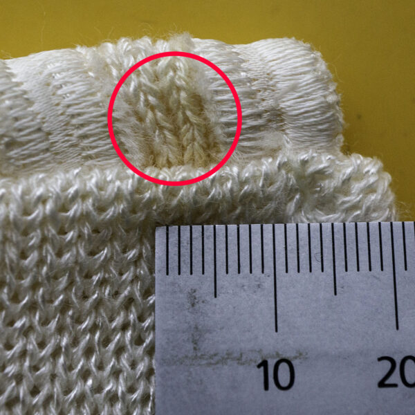アイボリー地花柄刺繍入り半袖サマーニット　訳あり部分