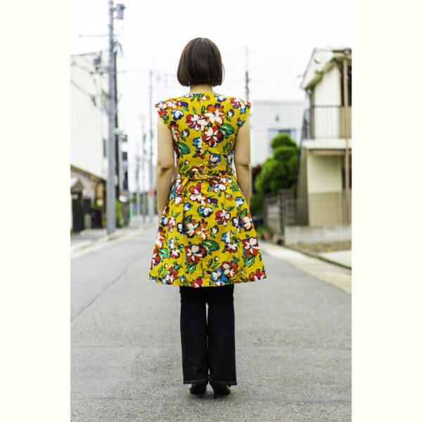橙地多色花柄ノースリーブワンピース　背面　全身
